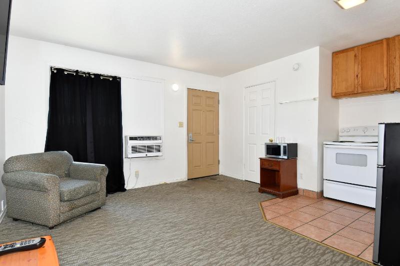 Budget Motel - image 19
