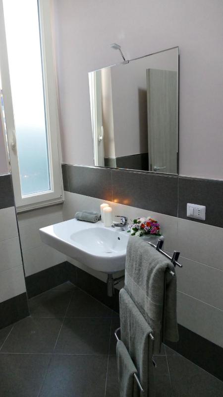 Deluxe King Room image 3