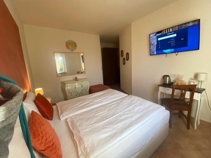 Large Double Room image 2