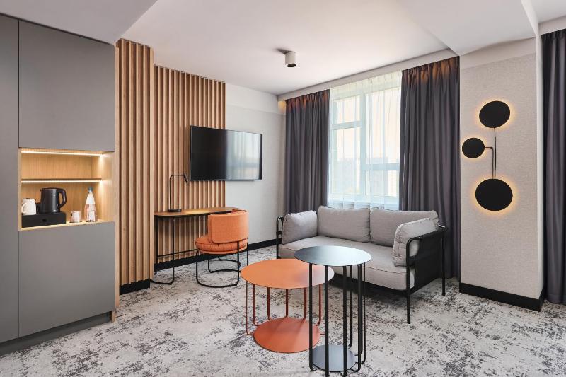 Premium Twin Room image 4