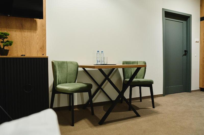 Large Twin Room image 4