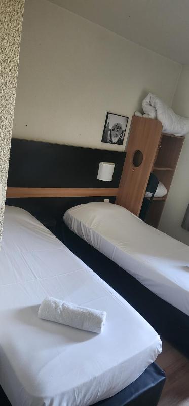 Twin Room image 1