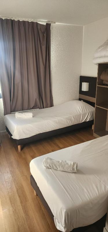 Twin Room image 3
