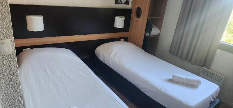 Twin Room image 4