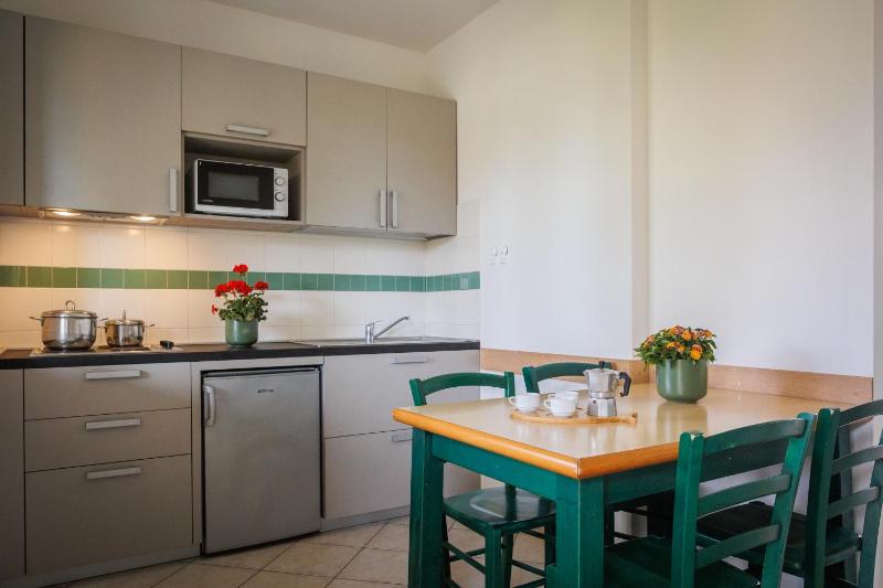 Deluxe One-Bedroom Apartment image 2