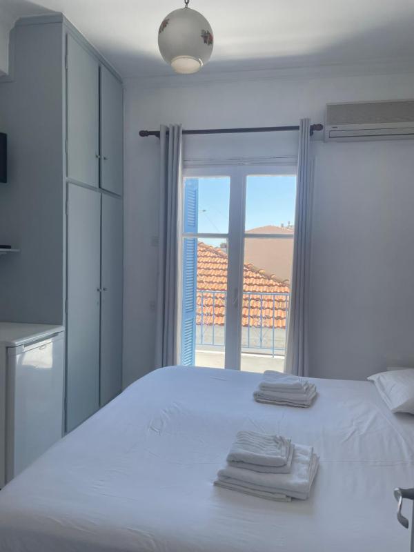 Double Room with Partial Sea View image 3