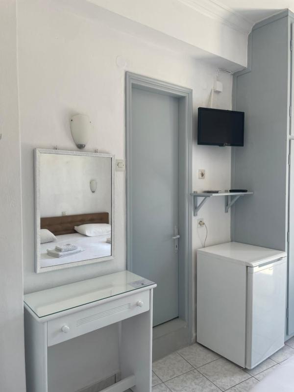 Double Room with Partial Sea View image 4