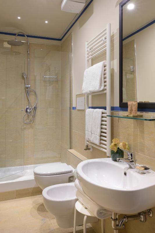 Superior King Room image 3