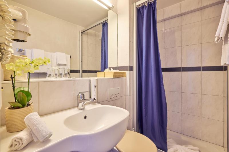 Deluxe Room image 3