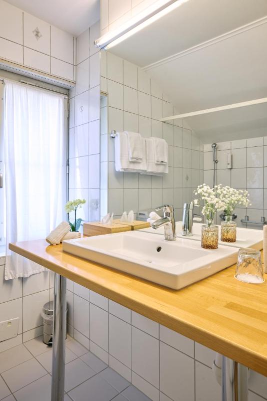Double Room with Lake View image 2