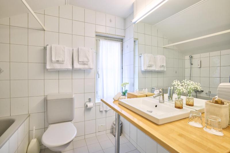 Double Room with Lake View image 3