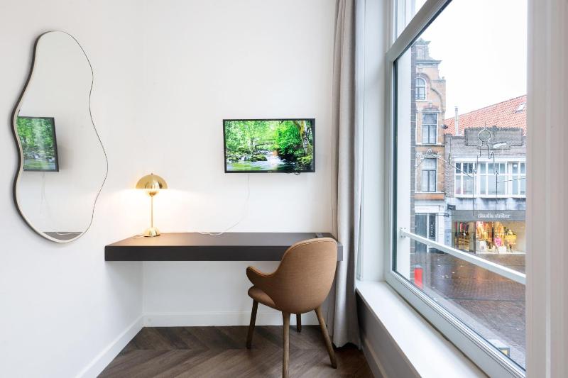 Deluxe Twin Room image 3