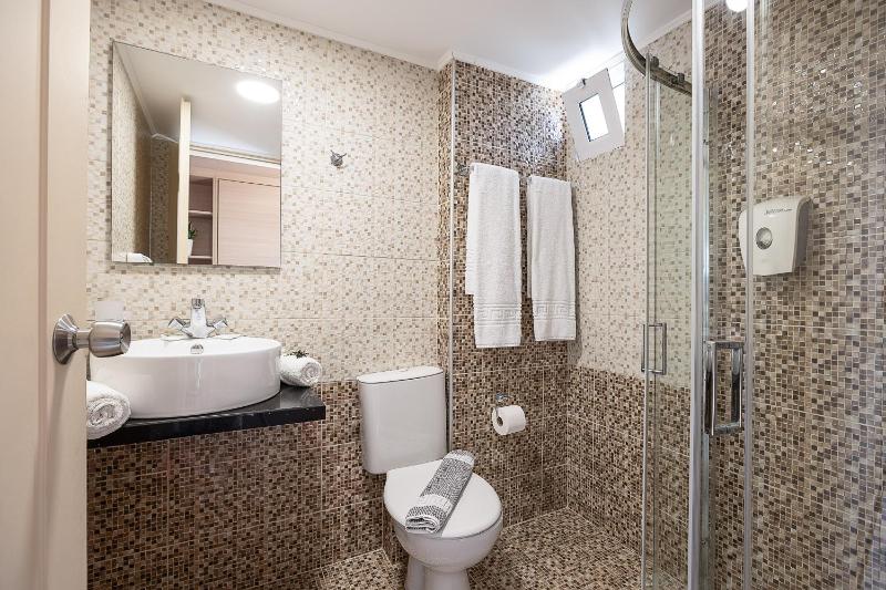 Quadruple Room image 3