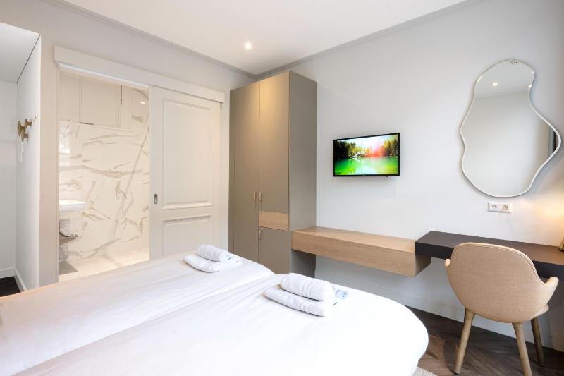 Deluxe Twin Room image 2