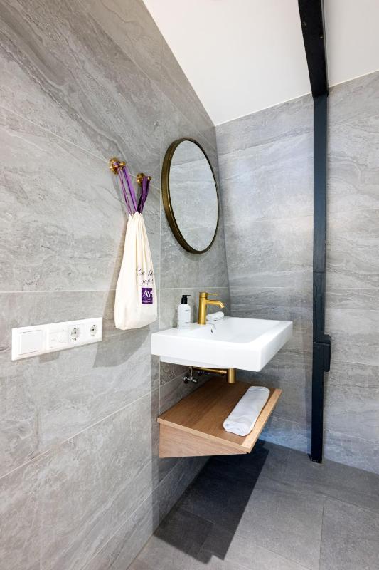 Economy Twin Room image 3