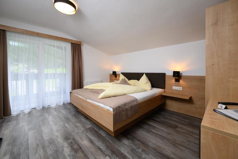 Classic Apartment with Balcony image 4