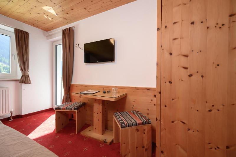 Double Room with Balcony image 3