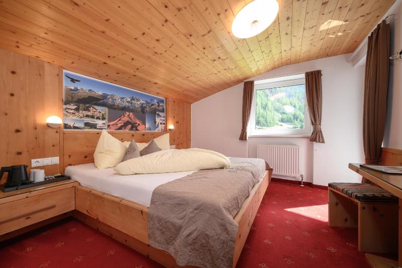 Double Room with Balcony image 2