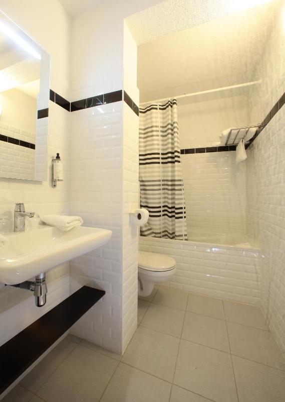 Twin Room with Bath image 4