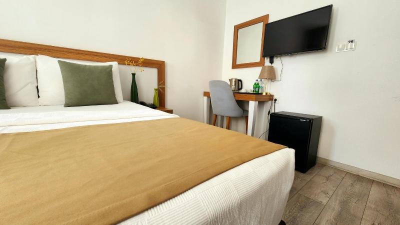 Small Double Room image 4