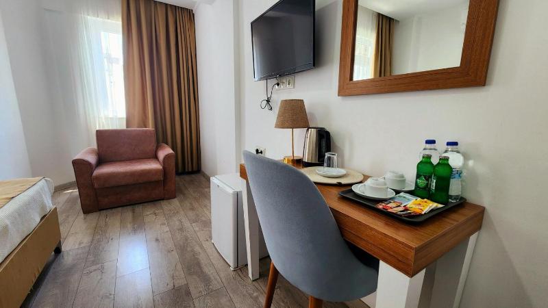 Standard Twin Room image 4