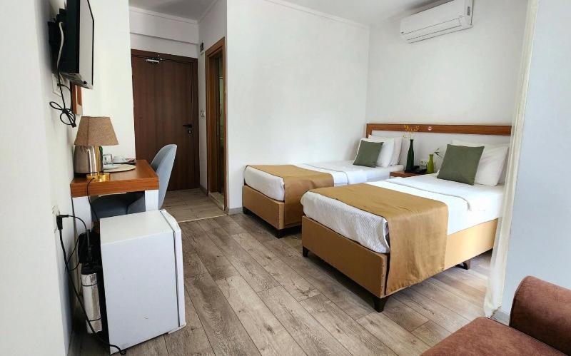 Standard Twin Room image 3