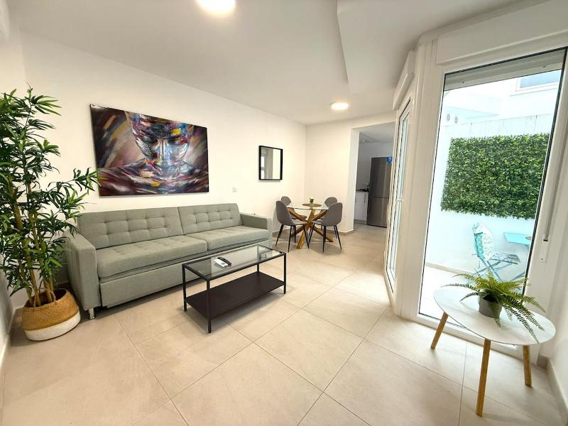 Central and bright beach apartment - image 1