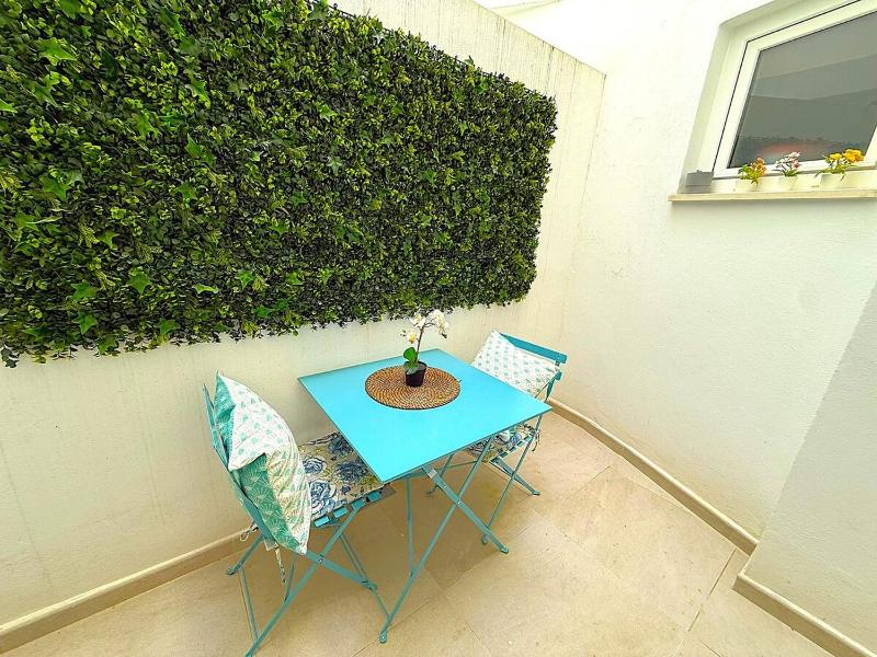 Central and bright beach apartment - image 5