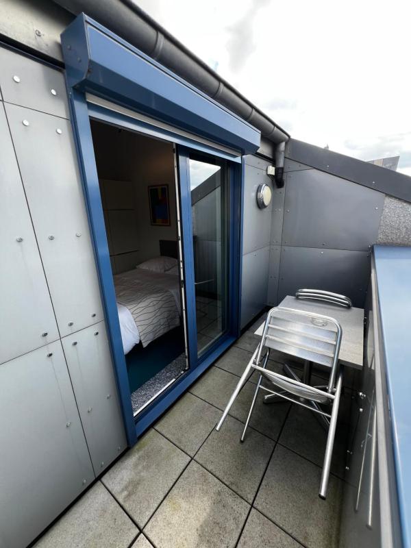 Studio with Balcony image 4