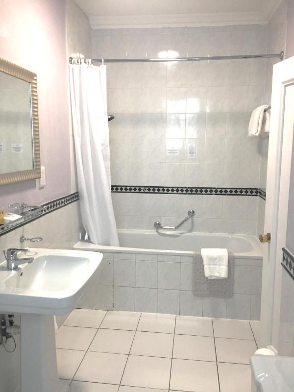 Standard Double Room image 4