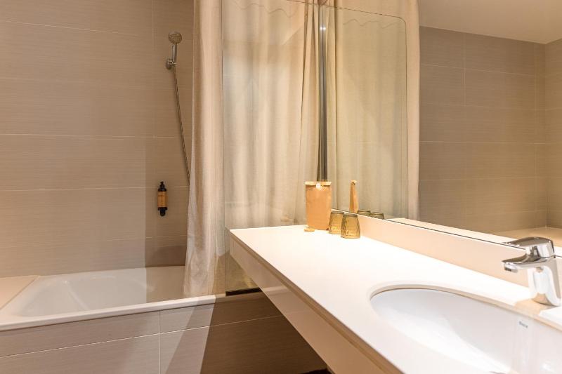 Deluxe Triple Room image 2