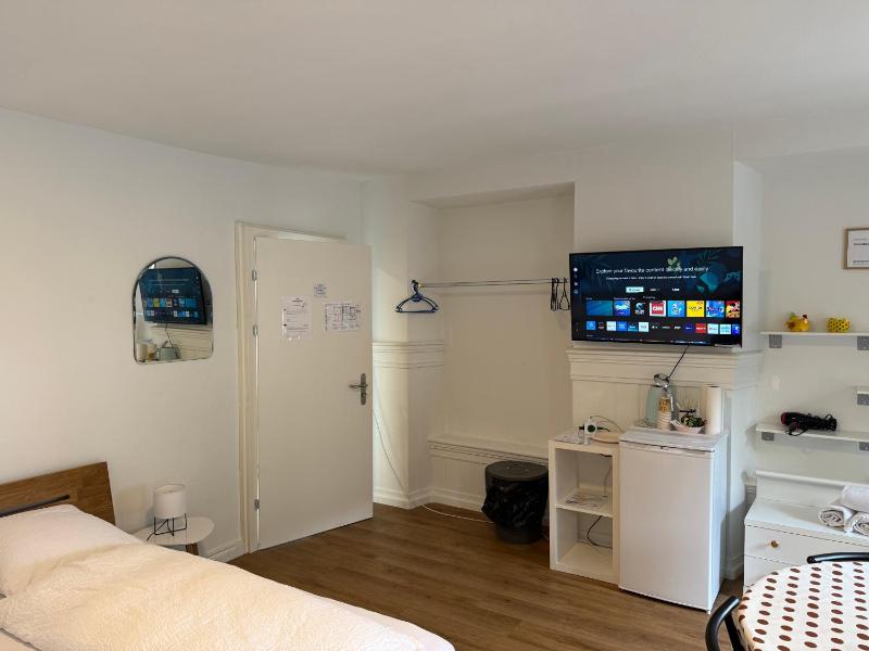 Wengen Family Room with Shared Bathroom image 3