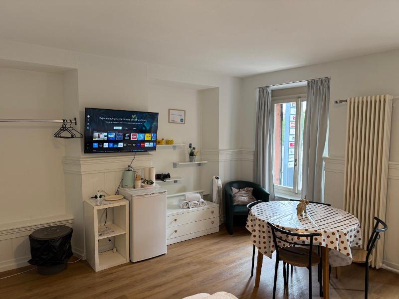Wengen Family Room with Shared Bathroom image 4