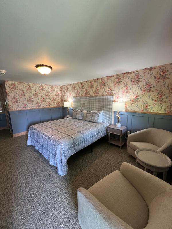 Queen Mountain View Room - Breakfast and Dinner Included image 2