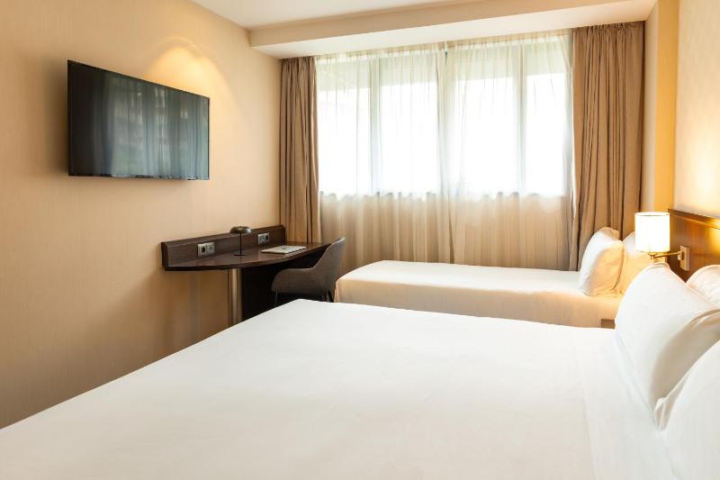 Deluxe Triple Room image 4