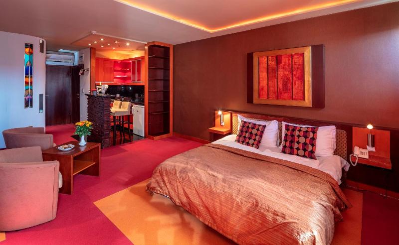 Deluxe Studio image 2