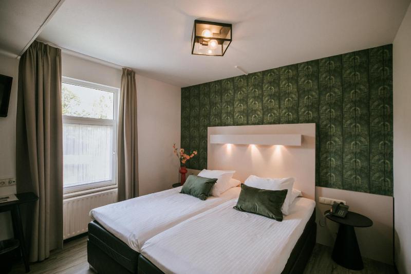 Plus Twin Room image 1