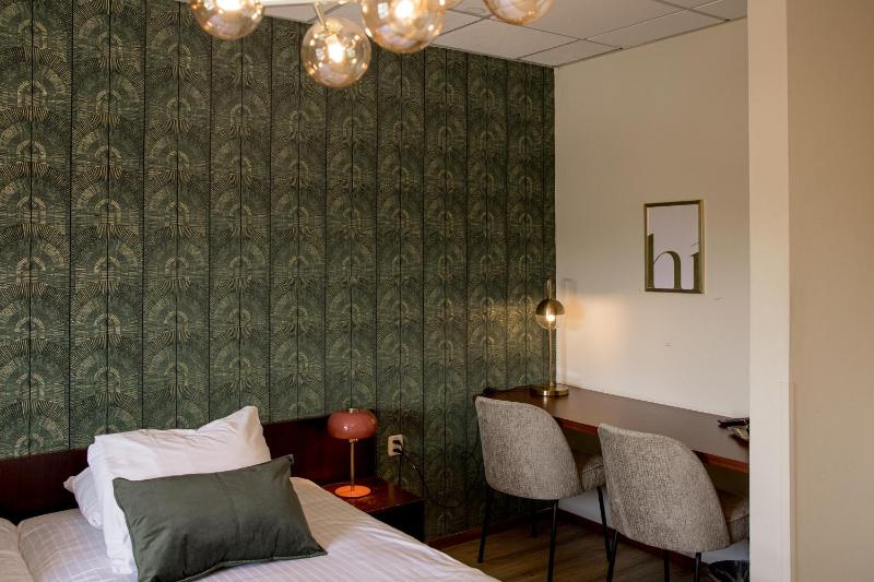 Plus Twin Room image 4
