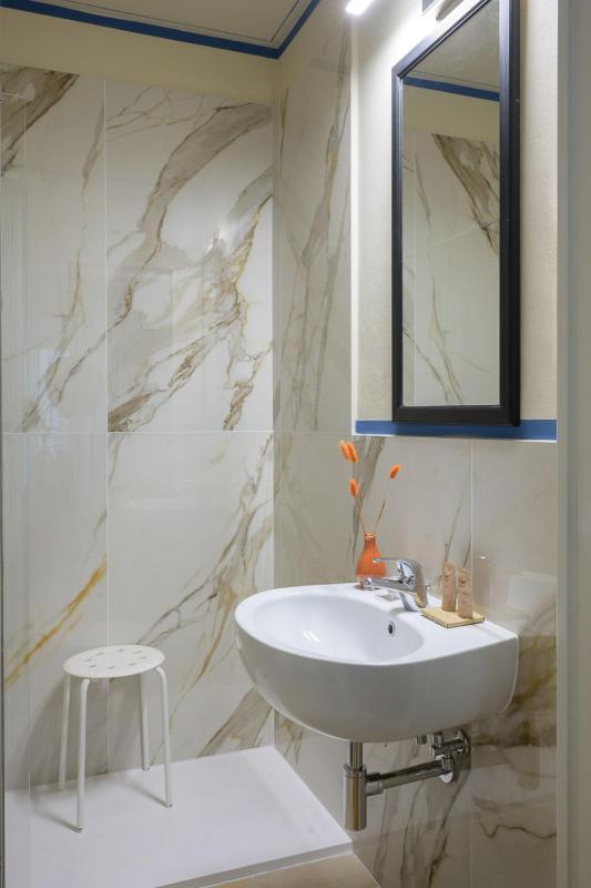 Deluxe King Room image 3