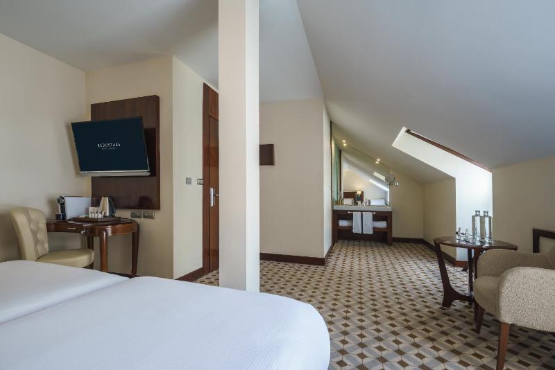 Double Room with Extra Bed image 4