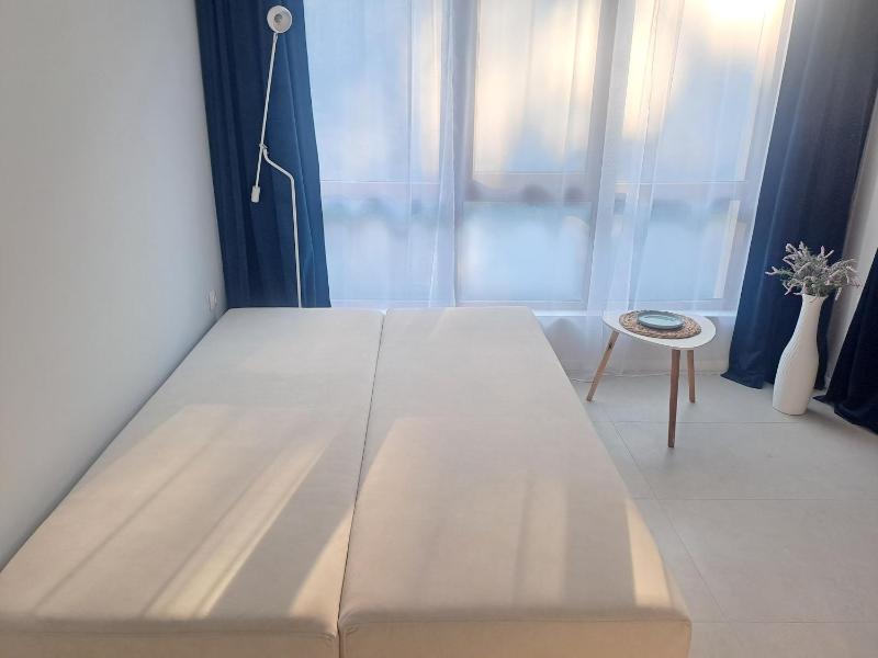 One-Bedroom Deluxe Apartment image 2