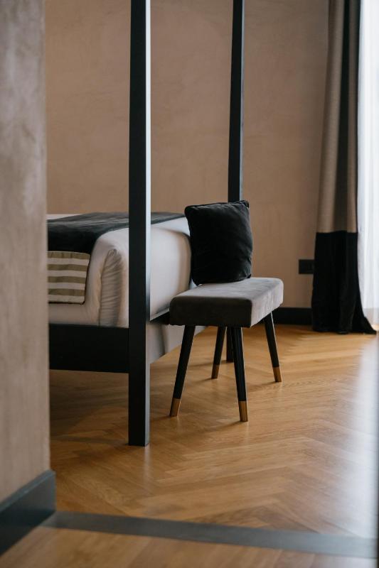 Superior King Room image 3
