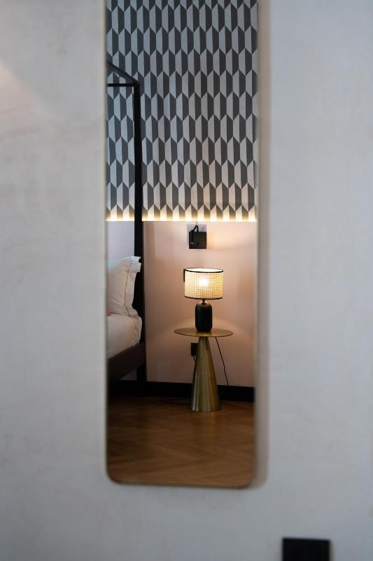 Deluxe King Room image 2