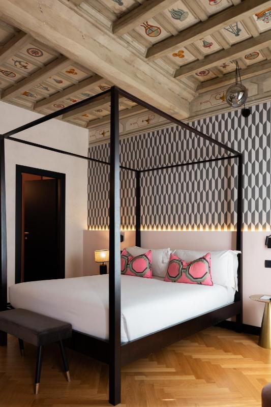 Deluxe King Room image 3