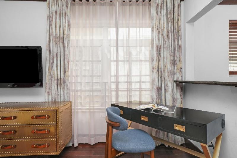  Queen Studio image 3
