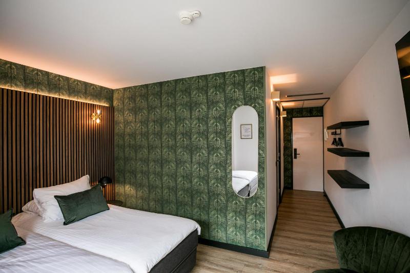 Superior Twin Room image 4