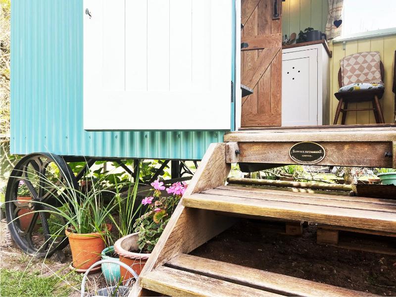 The Hollies Shepherds Hut by The Suffolk Cottage Collection - image 8