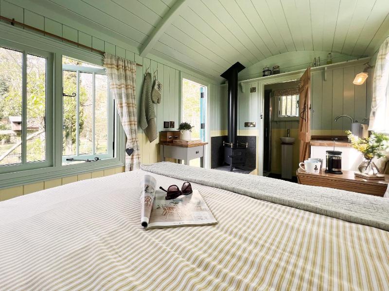The Hollies Shepherds Hut by The Suffolk Cottage Collection - image 4