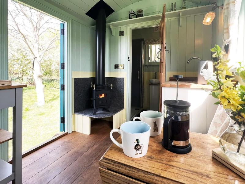 The Hollies Shepherds Hut by The Suffolk Cottage Collection - image 7