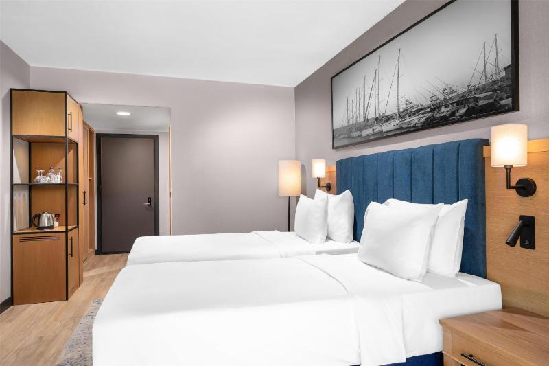 Premium Room with Balcony and Partial Sea View image 4